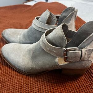 Rebels Light Gray Suede Ankle Booties
